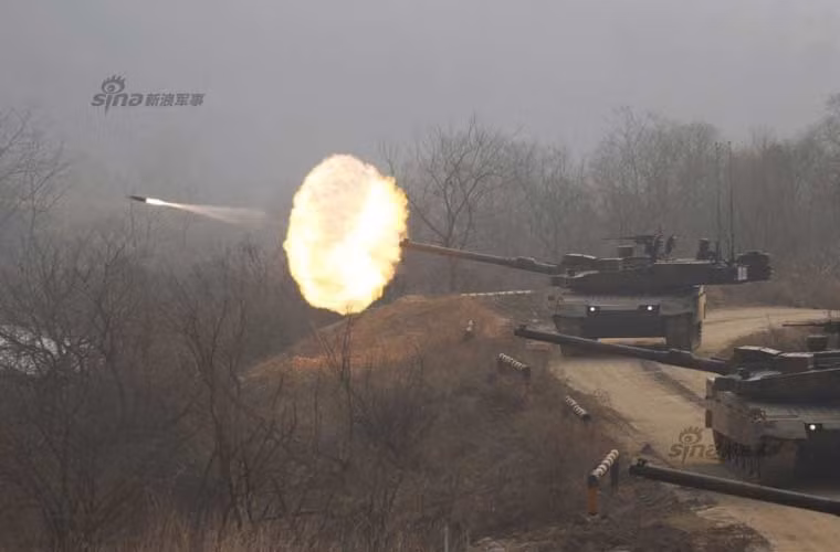 Địa điểm tập trận năm cách Seoul 90km, các xe tăng K-2 Black Panther thuộc biên chế một sư đoàn bộ binh cơ giới Hàn Quốc thực hiện cuộc tập trận với mục đích nhằm chống lại bất kỳ cuộc tấn công nào có thể xảy ra từ Triều Tiên.
