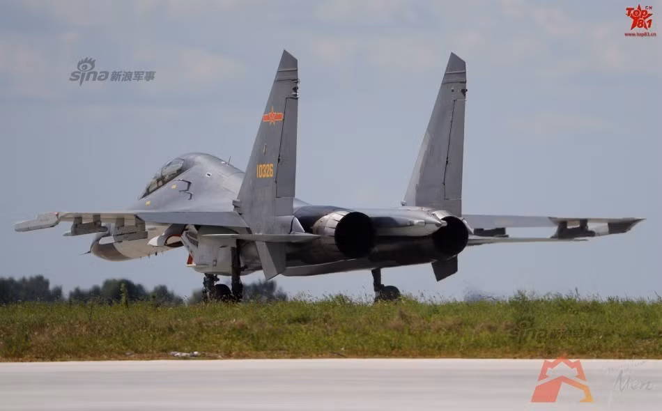 Về động cơ, Trung Quốc tuyên bố là các máy bay J-11B và J-11BS đều dùng động cơ phản lực Thái Hành WS-10A có giá thành vận hành rẻ hơn AL-31F. Đáng lưu ý là động cơ WS-10 được phát triển trên cơ sở "lõi" động cơ turbofan CFM-56II của Mỹ vốn dùng cho máy bay chở dầu, máy bay vận tải.