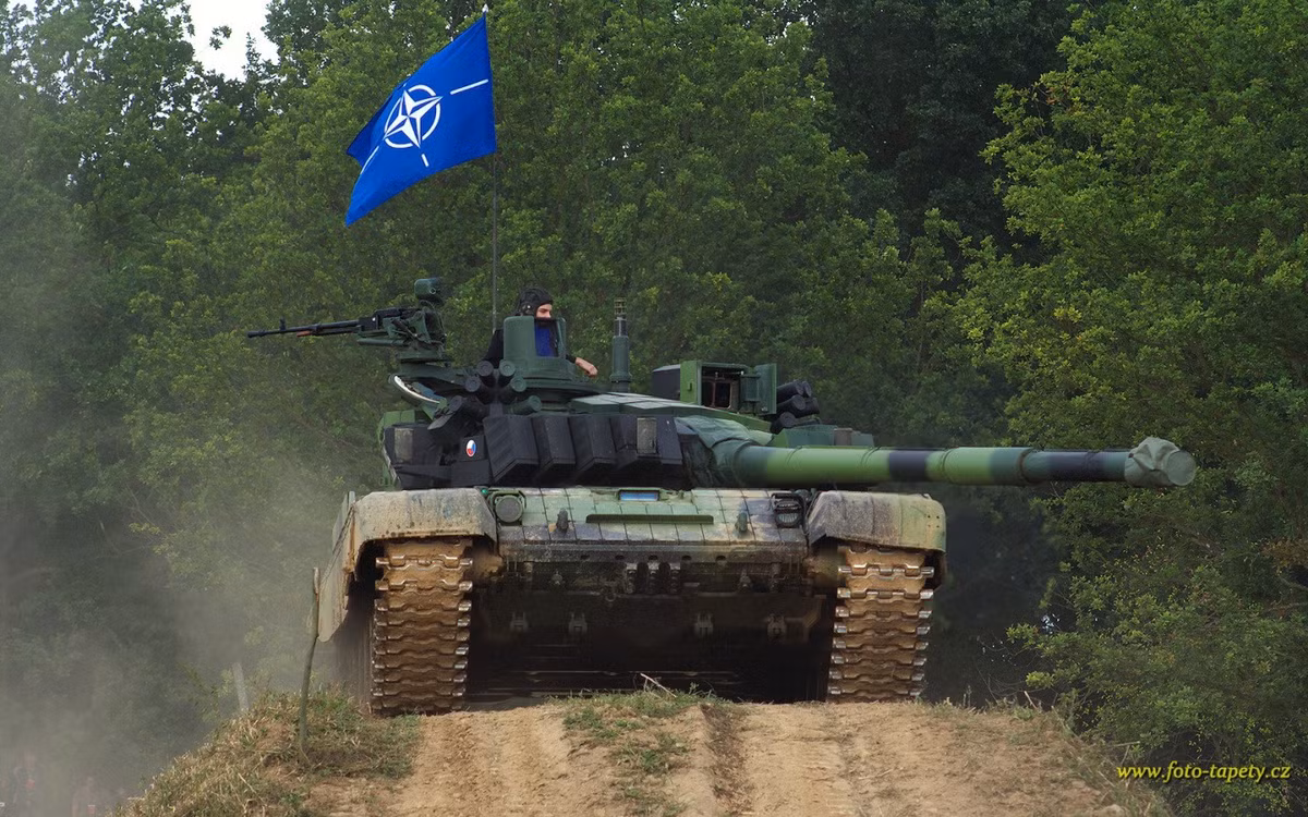 Mới đây, BQP Czech đã xác nhận việc nước này có khả năng mua xe tăng Leopard 2A4 hoặc phiên bản mới hơn của dòng tăng này để thay thế T-72M4 đang sử dụng. Mặc dù không muốn nhưng là một quốc gia thành viên của khối quân sự NATO, việc Czech tiếp tục sử dụng T-72 sẽ không được lòng các thành viên chủ chốt của khối quân sự này. Do đó dù có muốn hay không thì số phận của T-72 tại Czech đã sớm được định đoạt.