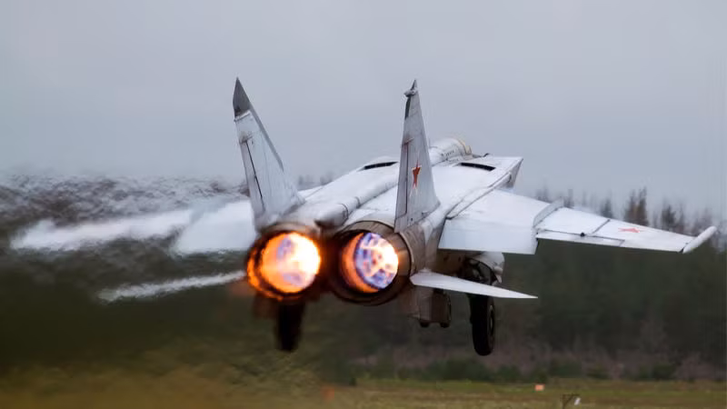 Bán kính chiến đấu của tiêm kích MiG-25 là quá ngắn, chỉ khoảng 300km, tầm bay lớn nhất với nhiên liệu lớn nhất nhưng bay tốc độ dưới âm chỉ đạt 1.200km.