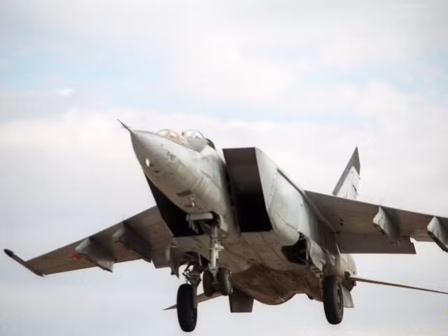 Đặc biệt, người Mỹ khám phá ra rằng, tuy tốc độ của MiG-25 được ghi nhận tới Mach 3,2, nhưng phi công được yêu cầu không được vượt quá vận tốc Mach 2.5 để nâng cao tuổi thọ sử dụng của những động cơ. Sự kiện chiếc MiG-25 bay vào dạo chơi ở Tel Aviv năm 1973 với tốc độ Mach 3,2, sau khi trở về đã phải thay luôn động cơ.