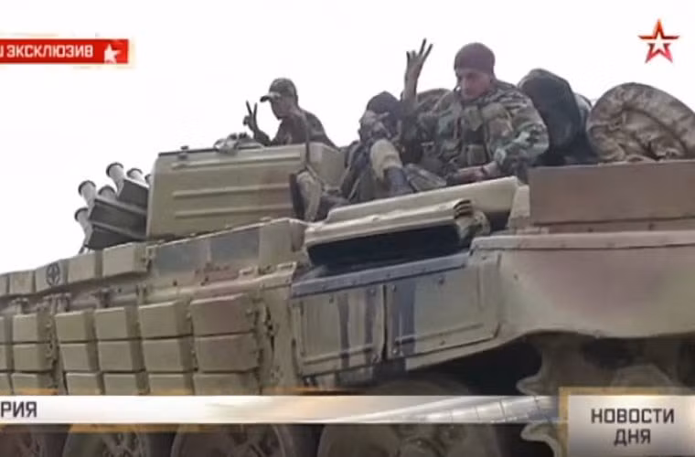 Tuy số lượng các vũ khí tối tân Nga giao cho Syria là rất ít, nhưng nó cũng tạo nên sự tự tin ít nhiều cho đạo quân đã rệu rã suốt mấy năm nội chiến. Ảnh: Xe tăng T-72B Nga mới chuyển giao cho Quân đội Syria sử dụng.
