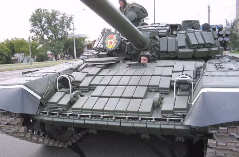 So với T-72A/AV/M/M1 của Quân đội Syria, T-72B hiện đại hơn rất nhiều với hệ thống kiểm soát hỏa lực, tăng cường giáp tháp pháo và mặt trước thân xe bằng giáp phản ứng nổ Kontakt-1, pháo chính kiểu mới 2A46M 125mm tích hợp phóng tên lửa chống tăng 9M119 Svir qua nòng, trang bị động cơ mới 840 mã lực V-84-1.