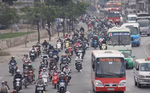 QL1 cửa ngõ miền Tây về Sài Gòn luôn trong tình trạng ken kín người xe trong ngày mùng 6 Tết. Dự kiến ngày mai tình hình giao thông trên tuyến cửa ngõ này sẽ còn phức tạp khi người dân trở lại Sài Gòn trong ngày cuối cùng kỳ nghỉ Tết.