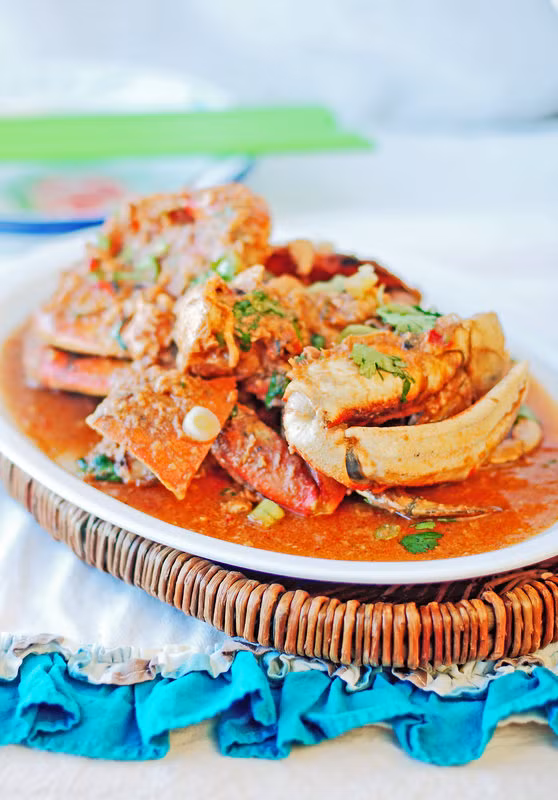 Chili Crab hay cua sốt cay đặc trưng cho ẩm thực Singapore và dễ dàng tìm thấy ở bất kỳ nhà hàng hải sản nào trên đảo quốc xinh đẹp này. Đây là món ăn thực sự dành cho những người yêu hải sản. 