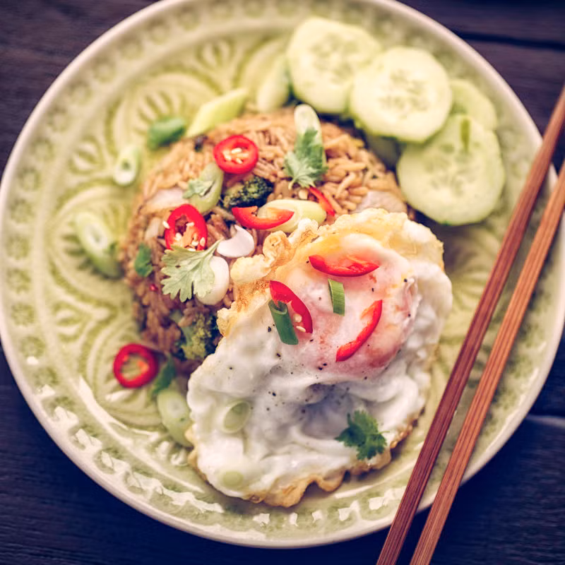 Nasi Goreng: Đây là một loại cơm rang của người Indonesia với công thức khá đơn giản bao gồm cơm, trứng, các loại rau và một số gia vị như tương ngọt, hành khô và tỏi. 