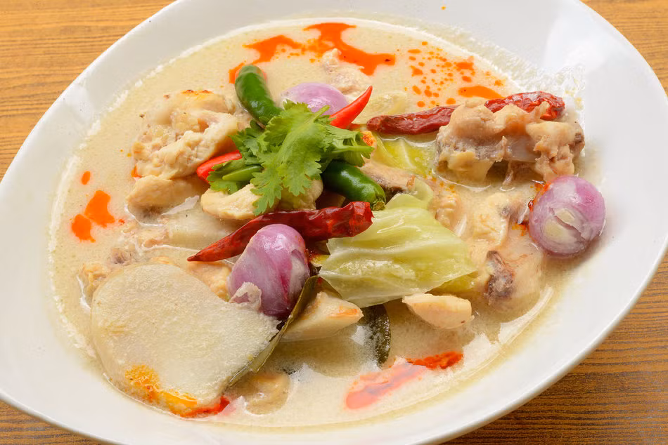 Tom Kha Kai: Súp gà dừa là món ăn vượt thời gian ở Thái Lan, với hương vị đậm đà, độc đáo kết hợp từ riềng, sả và lá chanh. 
