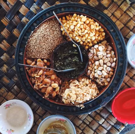 Salad lá trà: Ở Myanmar, món salad lá trà được làm từ lá trà có vị chua, đắng trộn với bắp cải thái sợi, cà chua, đậu, các loại hạt, tỏi, ớt. Món ăn này thường là món khai vị hoặc dùng với cơm. 