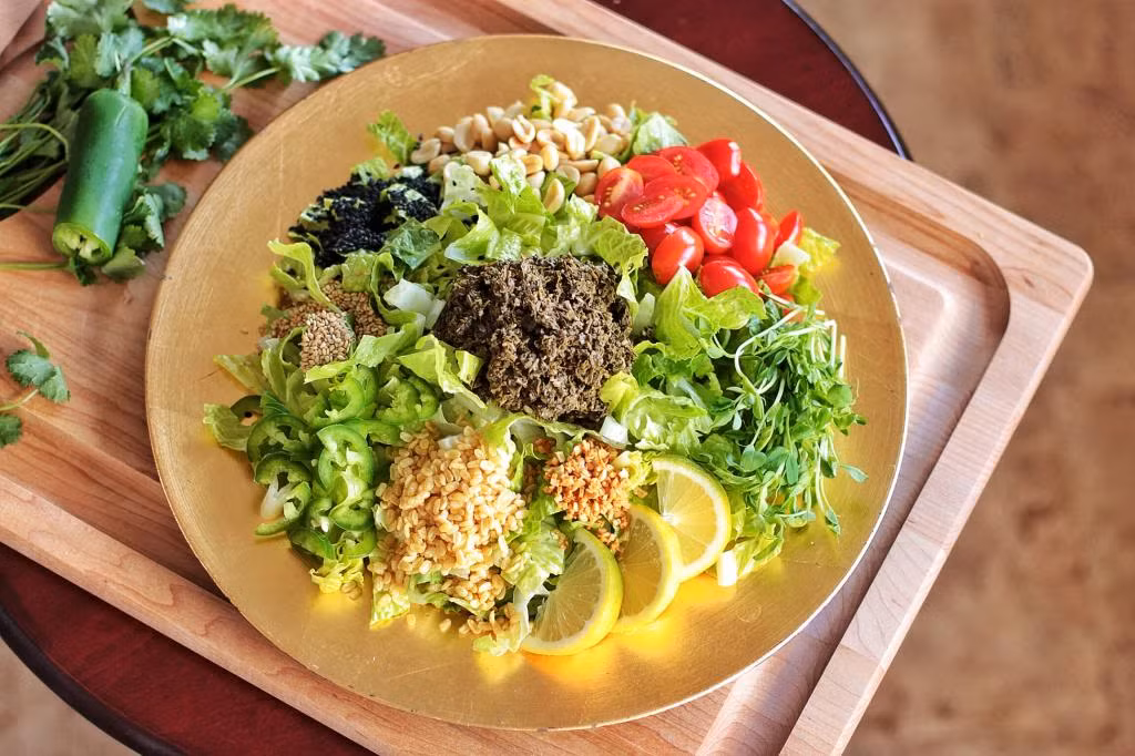 Tea Leaf Salad: Đây là món salad thường được người Malaysia ăn vào bữa sáng. Với món ăn này, gạo được nấu thành cơm với nước cốt dừa và lá dứa nên có mùi rất thơm, sau đó được rưới thêm một loại sốt đặc biệt, ăn kèm với cá cơm và dưa chuột. 