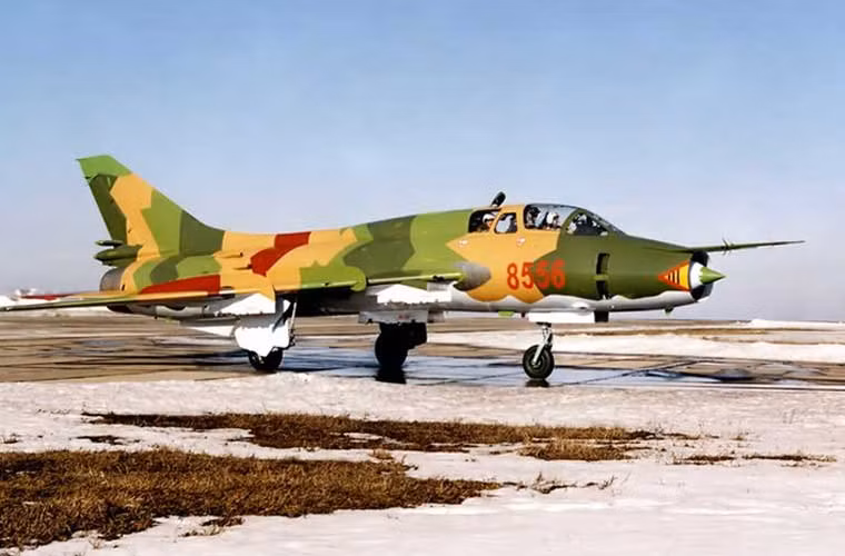 Trong tuần qua, một trang mạng Ukraine đã tiết lộ loạt ảnh máy bay Su-22 Việt Nam bay thử nghiệm sau sửa chữa, nâng cấp tại Ukraine. Không rõ thời điểm chụp các bức ảnh này, một số nguồn cho rằng là từ năm 2007. Đây là một trong những bức ảnh quân sự ấn tượng, đáng nghi nhất trong tuần vừa qua.