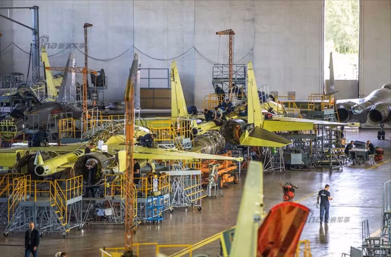 Bên trong nhà máy lắp tiêm kích đa năng Su-35 cho Không quân Nga.