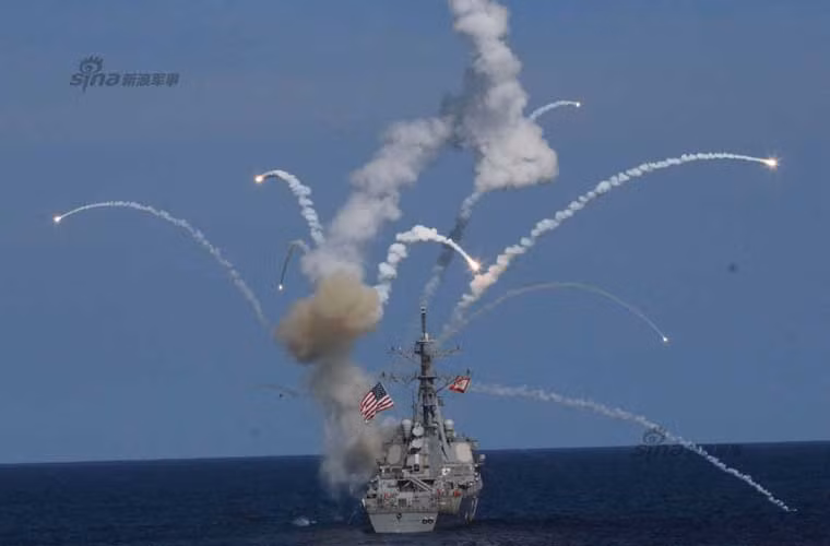 Tuần qua, báo chí Mỹ cũng đăng loạt ảnh nổ tên lửa SM-2 trên tàu khu trục USS Sullivans của Hải quân Mỹ trong cuộc tập trận ngoài khơi bờ biển Virginia. Vụ việc nghiêm trọng này diễn ra vào lúc 9h sáng giờ Mỹ ngày 18/7. Trong ảnh có thể thấy, quả tên lửa SM-2 phát nổ khi mới rời bệ phóng đuôi tàu ít giây, mảnh vỡ bắn tung tóe khắp nơi.