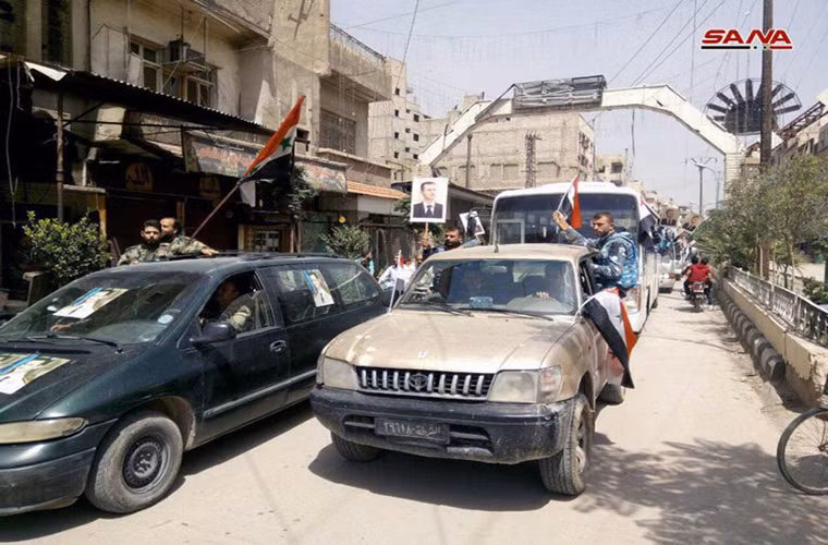 Trong diễn biến liên quan, hãng Fars (Iran) đưa tin, các binh sĩ Syria đã giành lại quyền kiểm soát hoàn toàn phía tây Trại Yarmouk sau cuộc giao tranh ác liệt với các phần tử khủng bố hôm 13/5. Ảnh: SANA.