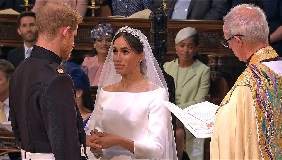 Hoàng tử Harry và cô dâu xúc động khi Tổng Giám mục Justin Welby nói: "Ta tuyên bố hai con giờ đây là vợ chồng".