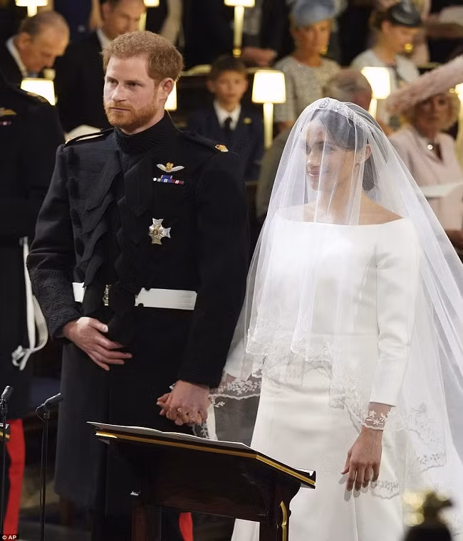 Hoàng tử Harry nắm chặt tay cô dâu Markle tại lễ đường.