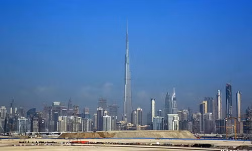 Được biết, tòa nhà chọc trời này ban đầu có tên Burj Dubai nhưng sau đó được đặt lại tên là Burj Khalifa để tôn vinh Tổng thống UAE Khalifa bin Zayed Al Nahyan.