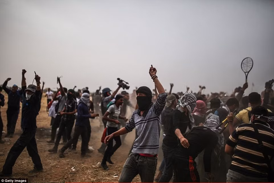 Theo Daily Mail, ít nhất 170 người Palestine đã bị thương trong cuộc đụng độ dữ dội ở biên giới Israel-Gaza hôm 4/5. (Nguồn ảnh: Daily Mail).