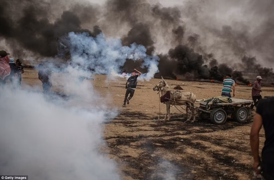 Được biết, các cuộc biểu tình của người Palestine, nhằm phản đối sự chiếm đóng của Israel và quyết định chuyển Đại sứ quán từ Ten Aviv tới Jerusalem của Mỹ dự kiến vào ngày 15/5 tới, đã bước sang tuần thứ sáu liên tiếp.