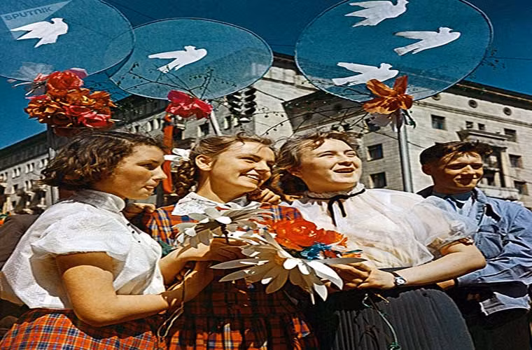 Những cô gái Liên Xô cầm hoa khi tham gia cuộc tuần hành ở thủ đô Moscow ngày 1/5/1959.