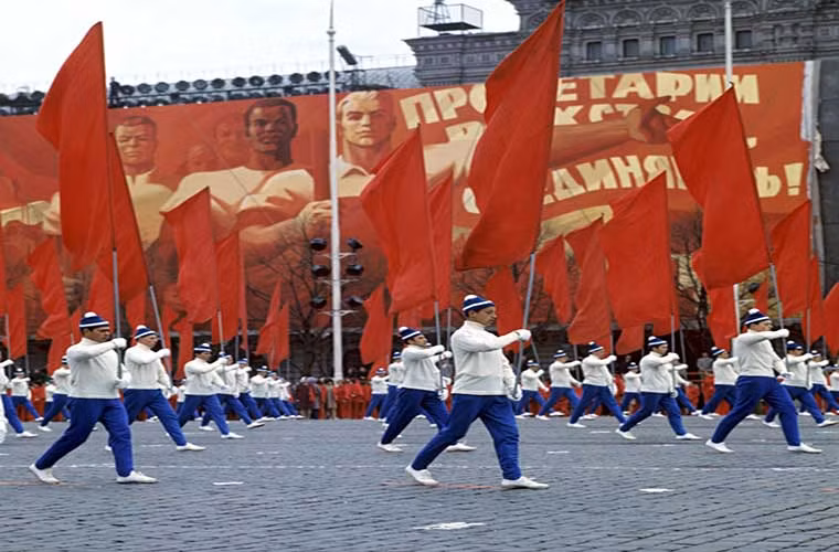 Đoàn diễu hành mang theo cờ đi qua Quảng trường Đỏ ngày 1/5/1972.