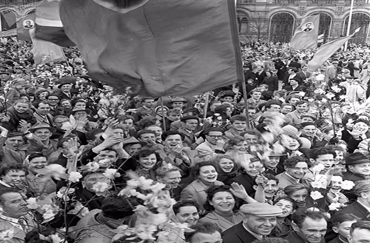 Hình ảnh trong Ngày Quốc tế Lao động ở thủ đô Moscow năm 1960.