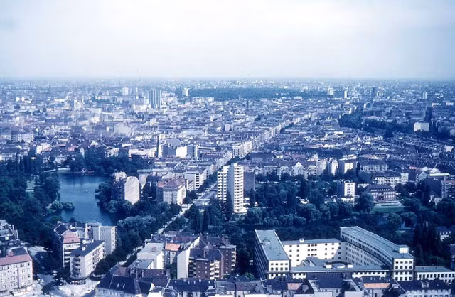 Thủ đô Berlin với những tòa nhà cao tầng nhìn từ trên cao.