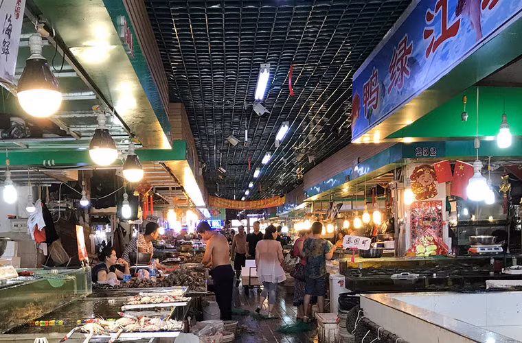 Một khu chợ ở thành phố Đan Đông của Trung Quốc.