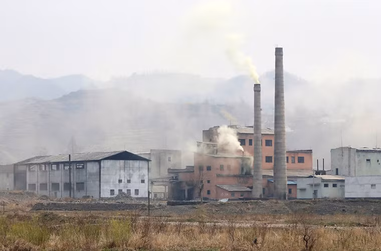 Mặc dù Đan Đông và Sinuiju cách nhau chưa đầy 2 km, nhưng cuộc sống ở hai thành phố dường như rất khác biệt. Tại Sinuiju, người ta có thể sẽ bắt gặp nhiều nhà máy cũ đổ nát.