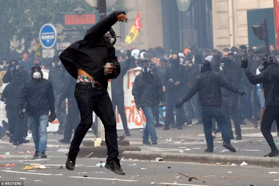 Người biểu tình ném đá trong cuộc đụng độ với lực lượng an ninh Pháp ở thủ đô Paris.