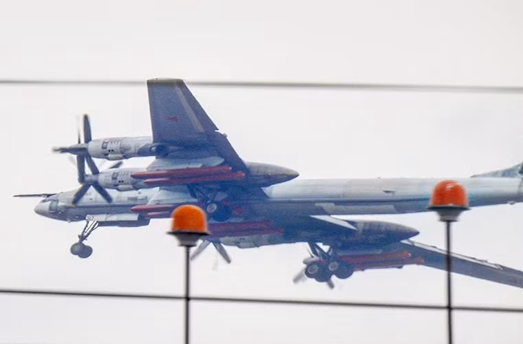 Tu-95 sử dụng bốn động cơ tuốc bin cánh quạt Kuznetsov, mỗi chiếc có hai cánh quạt quay ngược chiều và hiện vẫn là chiếc máy bay cánh quạt có tốc độ cao nhất đang hoạt động. Tu-95 được dự tính tiếp tục hoạt động trong Không quân Nga ít nhất tới năm 2040. Tu-95 sử dụng bốn động cơ tuốc bin cánh quạt Kuznetsov, mỗi chiếc có hai cánh quạt quay ngược chiều và hiện vẫn là chiếc máy bay cánh quạt có tốc độ cao nhất đang hoạt động. Tu-95 được dự tính tiếp tục hoạt động trong Không quân Nga ít nhất tới năm 2040.