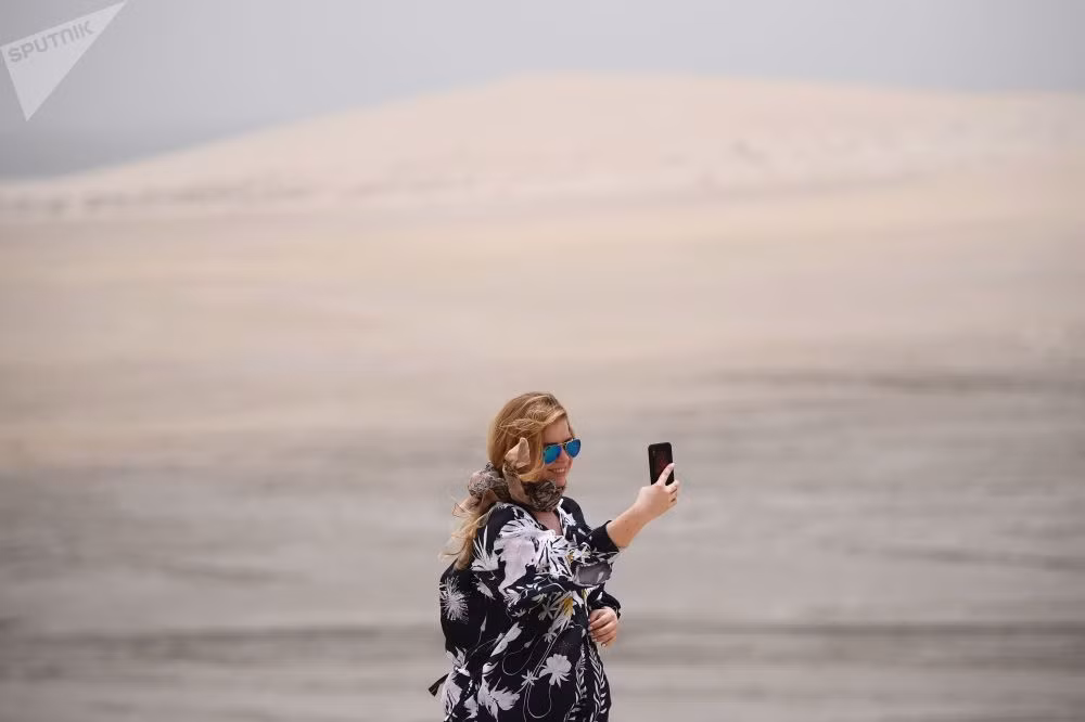 Người phụ nữ chụp ảnh “tự sướng” trên sa mạc ở Khor Al Adaid, Doha.