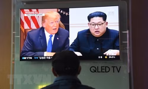 Người dân theo dõi truyền hình đưa tin về Tổng thống Mỹ Donald Trump (trái) và Nhà lãnh đạo Triều Tiên Kim Jong-un, tại nhà ga Seoul ngày 25/5.