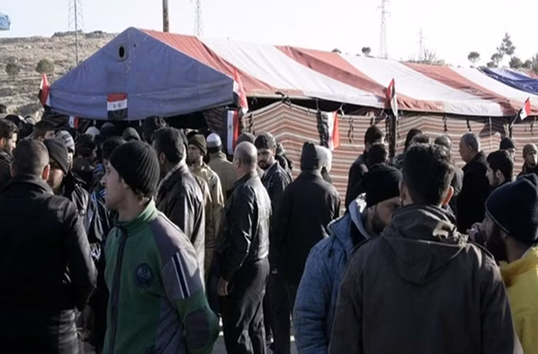 Được biết, hàng trăm tay súng phiến quân giao nộp vũ khí ở vùng Bebeila, Damascus, đã được chính phủ Syria ân xá, gần 20 ngày sau khi Quân đội Syria giành quyền kiểm soát hoàn toàn Nam Damascus. Ảnh: FNA.