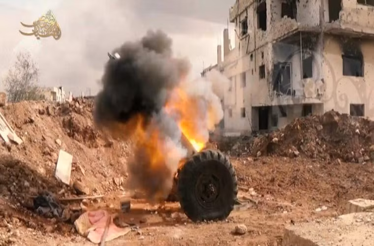 Sau đó, nguồn tin của lực lượng ủng hộ chính phủ Syria xác nhận một đoàn xe của lực lượng Mãnh Hổ đã tới tỉnh Daraa. Tuy nhiên, nguồn tin này không đưa tin về tổn thất đối với Quân đội Syria sau vụ oanh kích của FSA. Ảnh: SF.