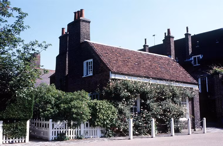 Bên trong Nottingham Cottage có hai phòng ngủ, một phòng khách nhỏ, nhà bếp và phòng tắm. Ảnh: The Sun.
