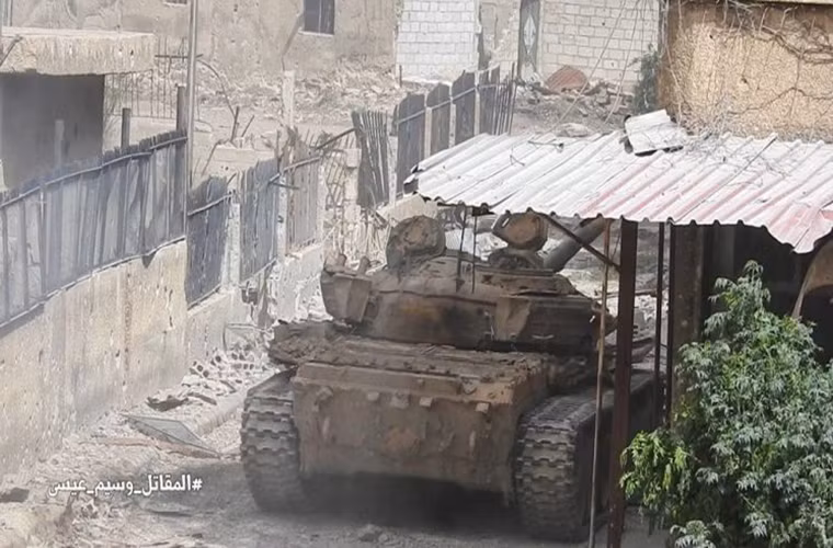 Trước đó, theo South Front ngày 3/5, lực lượng chính phủ Damascus và Quân đội Tự do Palestine (PLA) đã tái chiếm nhiều căn cứ trọng yếu nằm giữa quận Hajar al-Aswad và Trại Yarmouk từ tay nhóm IS. Ảnh: AMN.