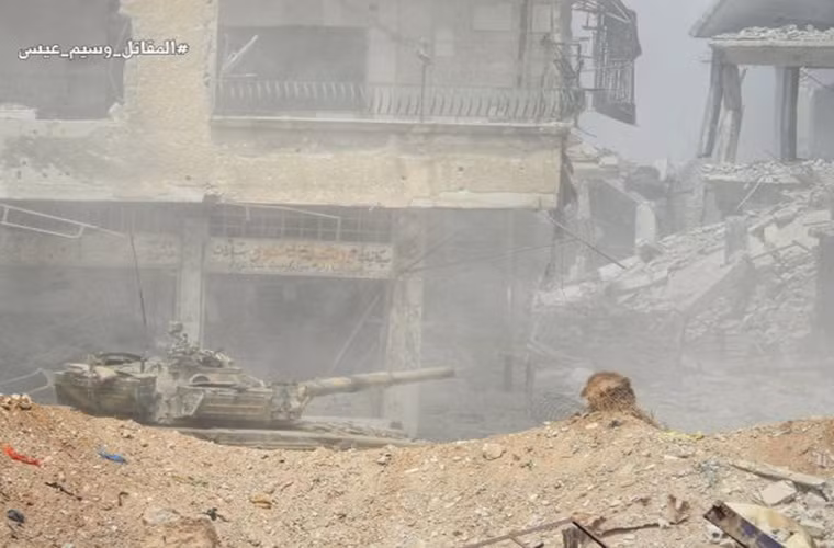 Nguồn tin cho hay, các binh sĩ Syria tiến từ trục phía đông đã hội quân với lực lượng tiến từ trục phía tây sau các cuộc giao tranh ác liệt với phiến quân IS. Ảnh: AMN.