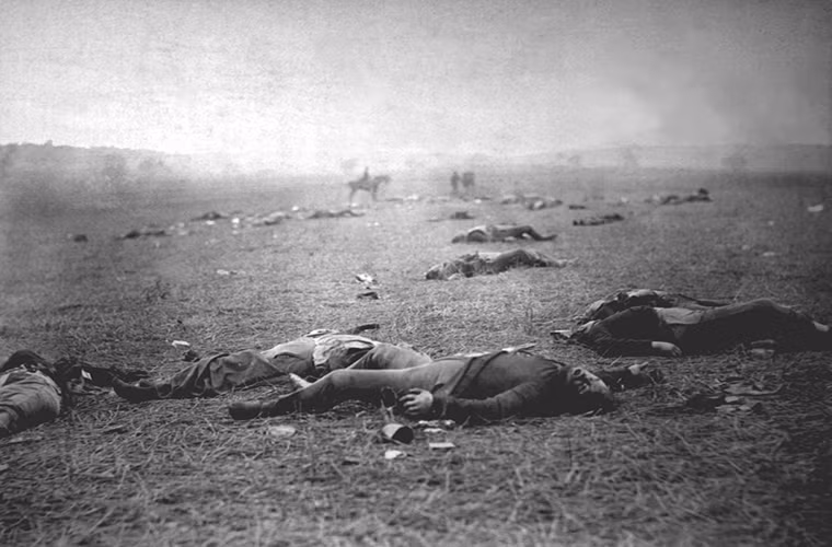 Trong trận đánh đẫm máu nhất Nội chiến Mỹ - Gettysburg, quân Liên minh miền Nam đã giao chiến ác liệt với Liên bang miền Bắc trong suốt 3 ngày từ 1/7 đến 3/7/1863 bên trong và vùng lân cận thị trấn Gettysburg, Pennsylvania. Theo ATI, có khoảng 50.000 binh sĩ của cả hai phe chịu thương vong trong trận Gettysburg khiến nó trở thành cuộc chiến đẫm máu nhất trong lịch sử nước Mỹ. Ảnh: BI.