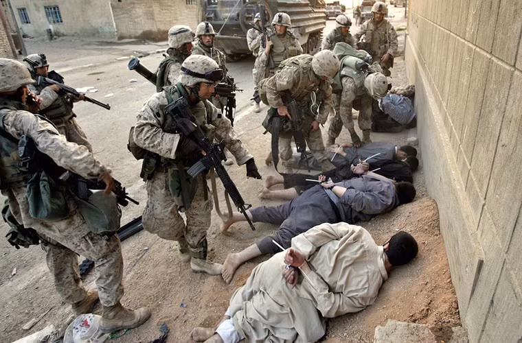 Trận Fallujah thứ hai kéo dài từ ngày 7/11/2004 đến 23/12/2004 là cuộc chiến đẫm máu nhất đối với lực lượng Mỹ tại Iraq và là trận đánh chết chóc nhất đối với Thủy quân lục chiến Mỹ kể từ năm 1968. Tính đến cuối tháng 12/2004, 82 binh sĩ Mỹ thiệt mạng và 600 người khác bị thương. Ảnh: BI.
