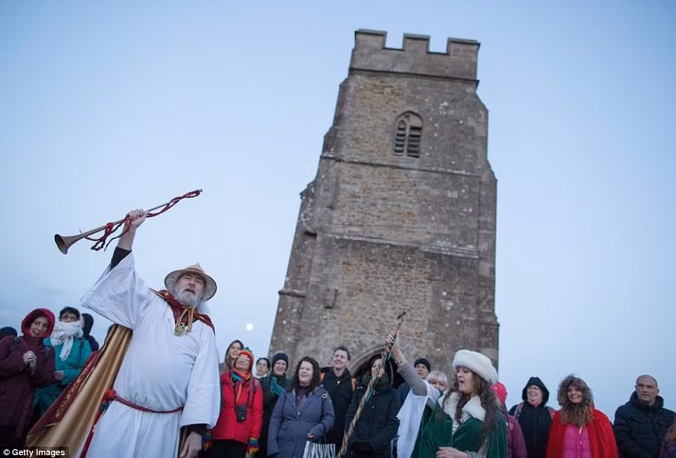 Mọi người tập trung phía trước Tháp St.Michael ở Glastonbury, Anh, ngày 1/5.
