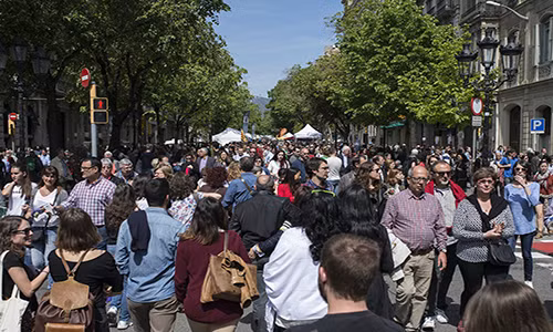 Las Rambla là một tuyến phố ở trung tâm Barcelona, Tây Ban Nha. Phố đi bộ ở Châu Âu này dài 1,2 km với hàng cây xanh mát ở hai bên.