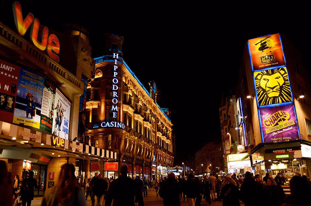 Quảng trường Leicaster ở khu West End ở thủ đô London, Anh. Đây là một trong những địa điểm chính của thành phố thu hút du khách.