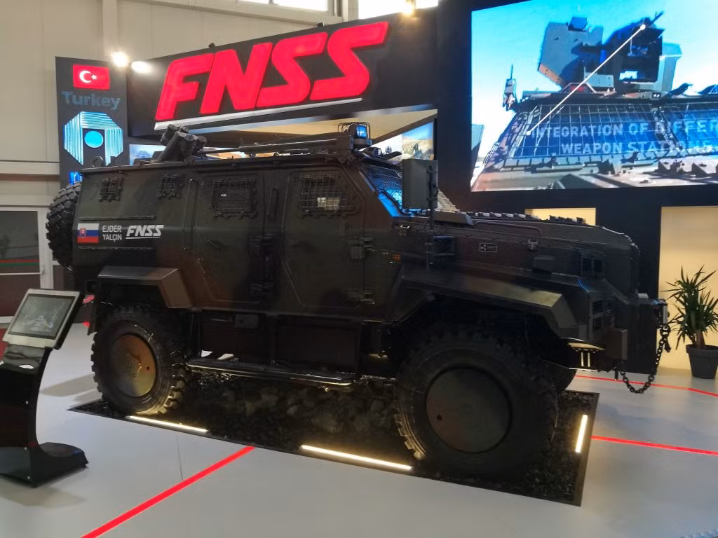 Một chiếc xe của công ty quốc phòng FNSS (Thổ Nhĩ Kỳ) được trưng bày tại triển lãm.
