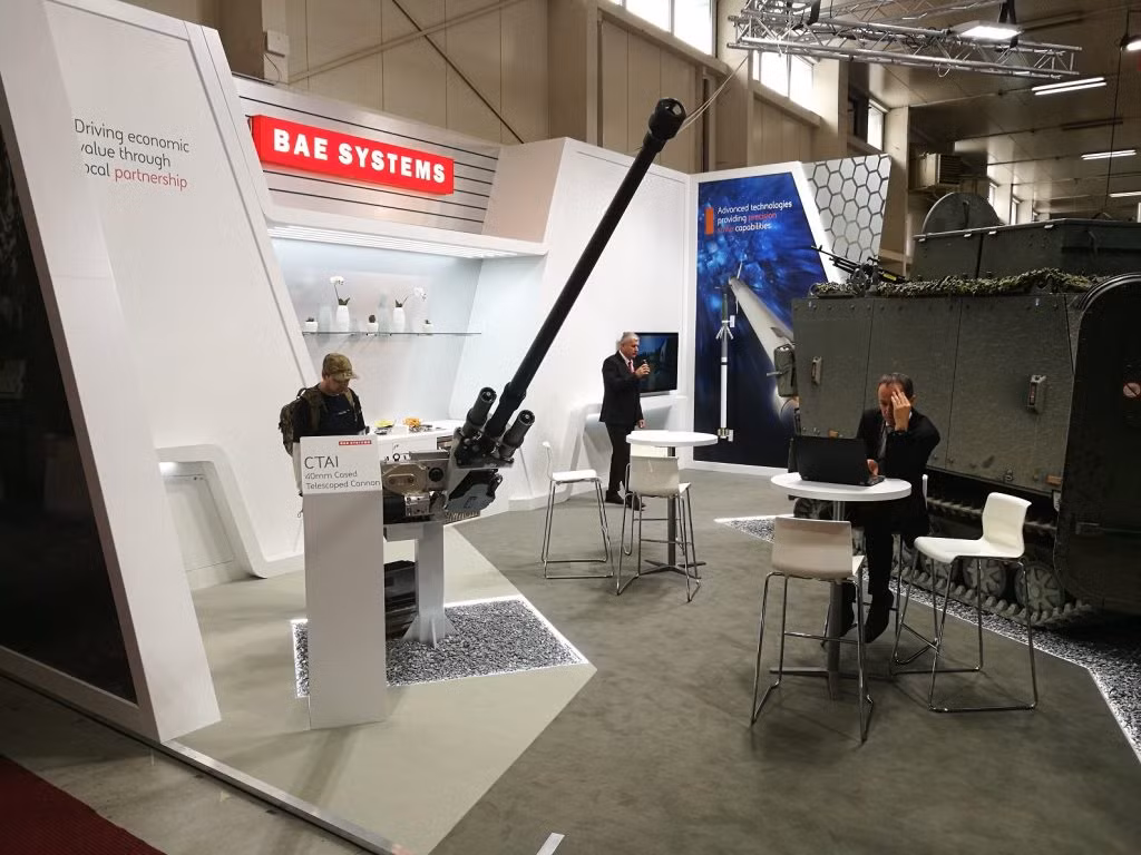Còn đây là gian hàng trưng bày sản phẩm của Công ty BAE Systems.