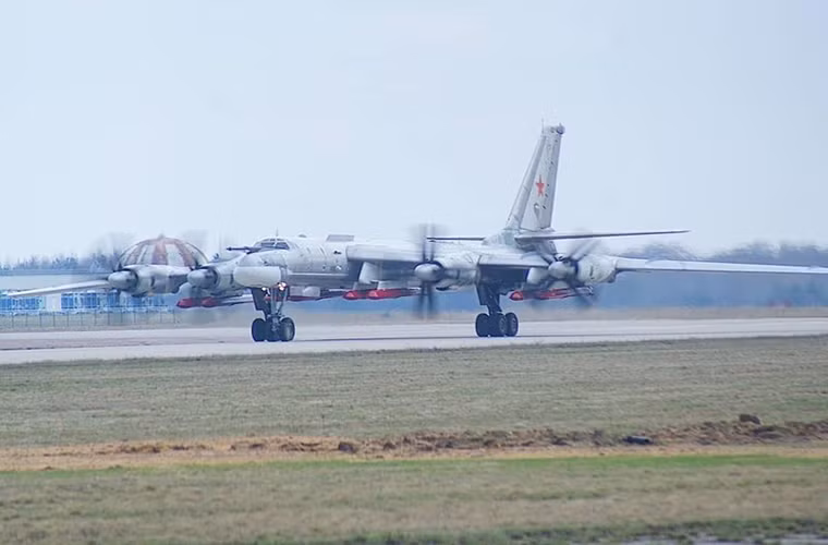 Tu-95 mang theo 8 tên lửa hành trình Kh-101 chuẩn bị xuất phát từ căn cứ không quân gần Moscow. Tu-95 mang theo 8 tên lửa hành trình Kh-101 chuẩn bị xuất phát từ căn cứ không quân gần Moscow.