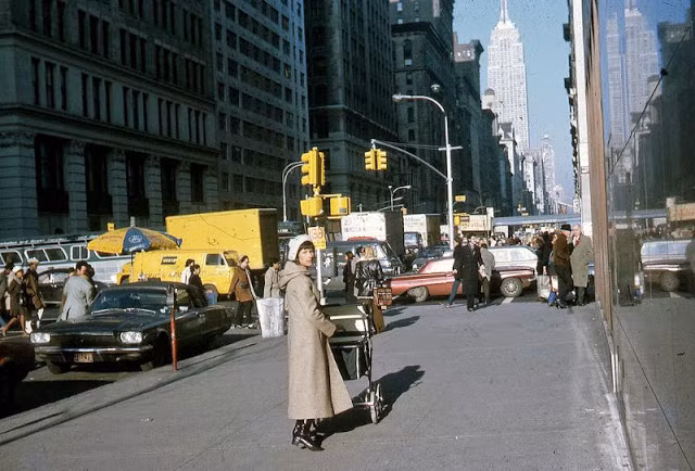 Khung cảnh đường phố đông đúc người và xe cộ ở Manhattan.