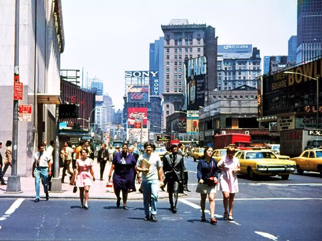 Cảnh đông đúc tại Quảng trường Thời đại nổi tiếng của thành phố New York.
