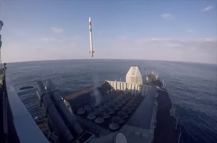 Hệ thống Sea Ceptor đóng vai trò là một lá chắn vững chắc bảo vệ tàu chiến chống lại mọi mối đe dọa trên không, trong đó có các máy bay chiến đấu, trực thăng và tên lửa siêu thanh của kẻ địch. Ảnh: Youtube.