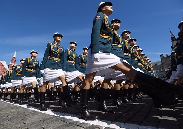 Tổng cộng, 33 đơn vị diễu hành chia thành từng khối, trong đó có các sĩ quan, hạ sĩ quan, quân nhân chuyên nghiệp của các đơn vị quân sự, học viên, sinh viên một số trường quân sự cùng các nữ chiến sĩ,...Ảnh: Sputnik.