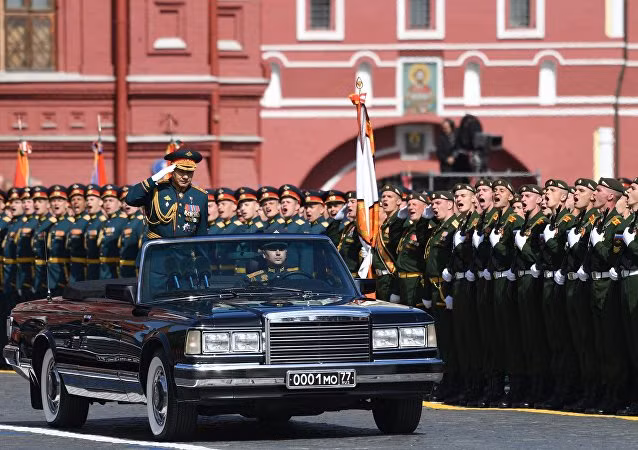 Bộ trưởng Quốc phòng Nga Sergei Shoigu duyệt đội hình các đơn vị đại diện cho các lực lượng vũ trang Nga khi tiến vào Quảng trường Đỏ. Ảnh: Sputnik.